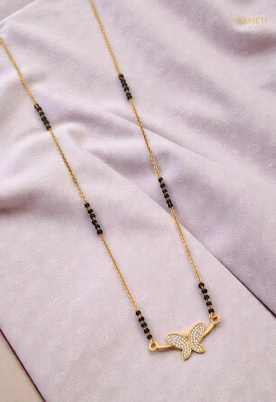 Side profile and craftsmanship of Namita Eternal Bond 18K Gold Mangalsutra - Rameti Jewels