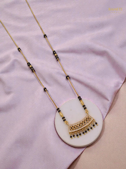 Side profile and craftsmanship of Laboni Minimalist Elegance Daily Wear Mangalsutra - Rameti Jewels