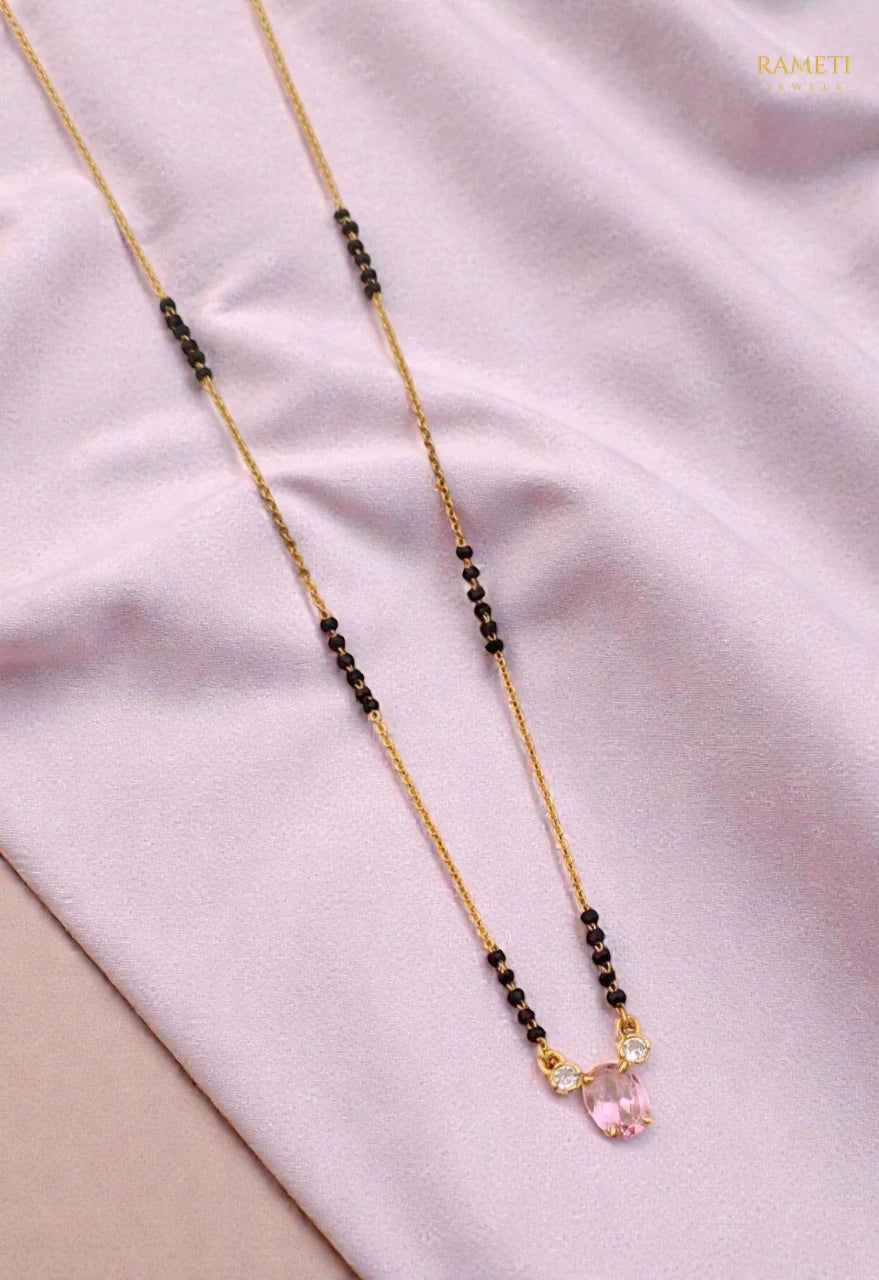 Side profile and craftsmanship of Niyati Eternal Bond 18K Gold Mangalsutra - Rameti Jewels