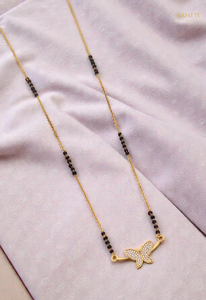 Side profile and craftsmanship of Namita Eternal Bond 18K Gold Mangalsutra - Rameti Jewels