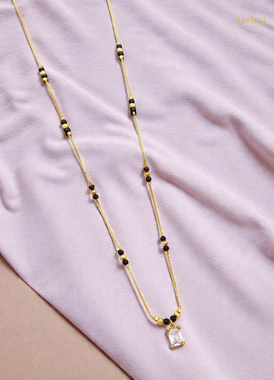 Side profile and craftsmanship of Nargis Eternal Bond 18K Gold Mangalsutra - Rameti Jewels