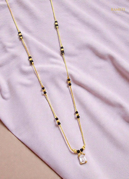 Side profile and craftsmanship of Nargis Eternal Bond 18K Gold Mangalsutra - Rameti Jewels