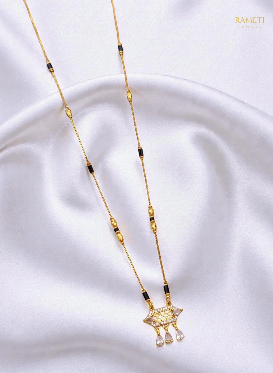 Side profile and craftsmanship of Pari Eternal Bond 18K Gold Mangalsutra - Rameti Jewels
