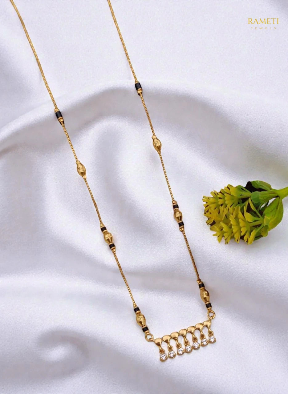 Side profile and craftsmanship of Tia Eternal Bond 18K Gold Mangalsutra - Rameti Jewels