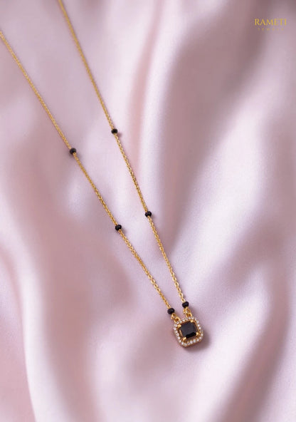 Side profile and craftsmanship of Ananya Eternal Bond 18K Gold Mangalsutra - Rameti Jewels