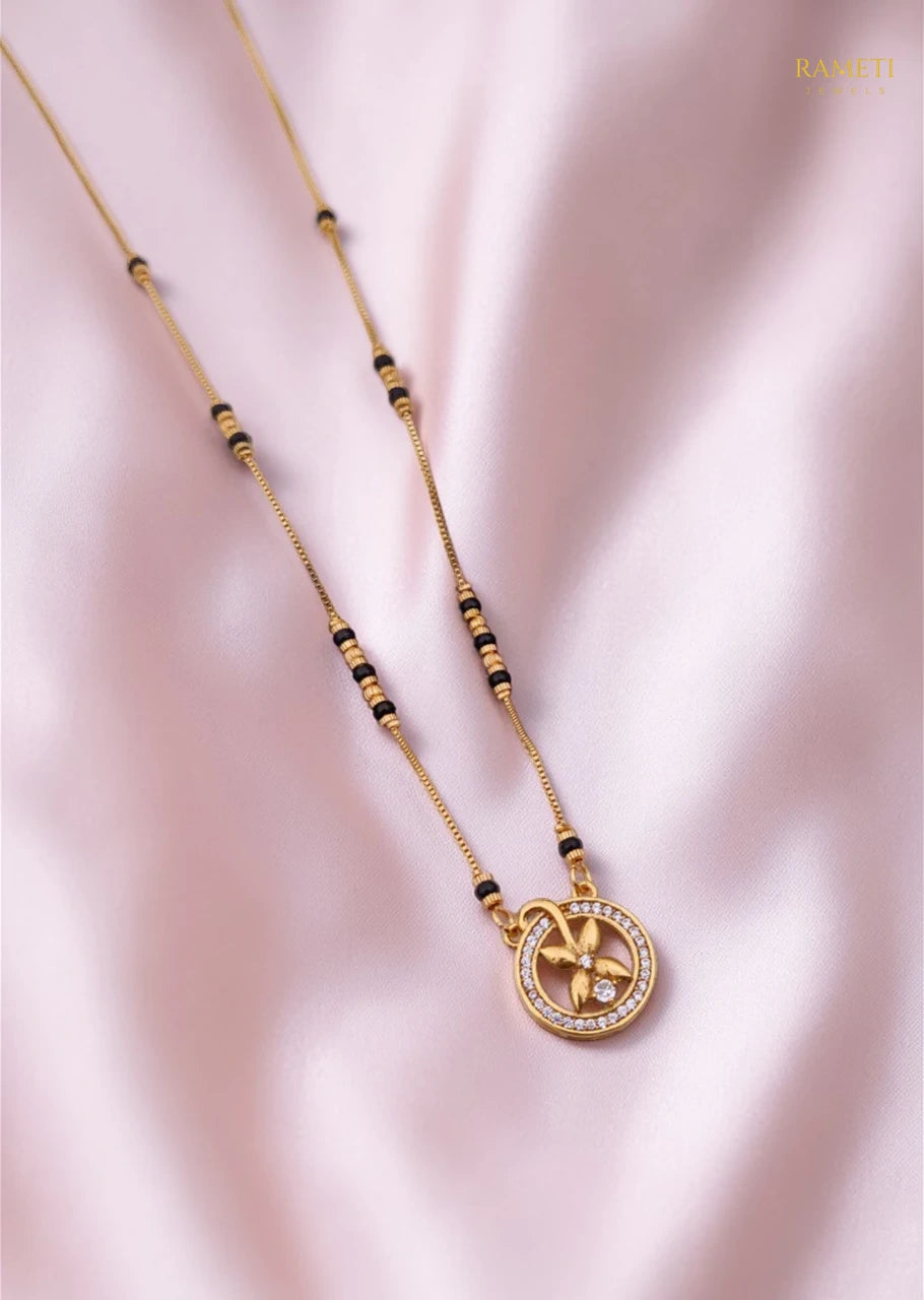 Side profile and craftsmanship of Bithika Traditional Heritage Collection Mangalsutra - Rameti Jewels