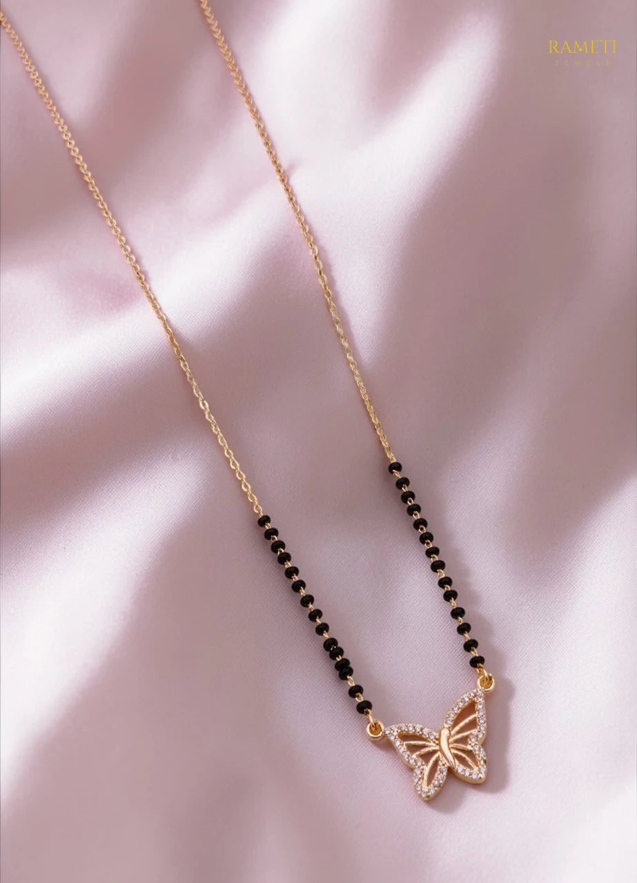 Side profile and craftsmanship of Gargi Eternal Bond 18K Gold Mangalsutra - Rameti Jewels