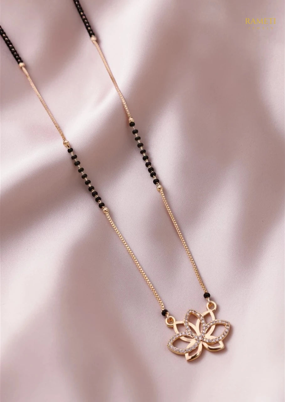 Side profile and craftsmanship of Hiral Traditional Heritage Collection Mangalsutra - Rameti Jewels