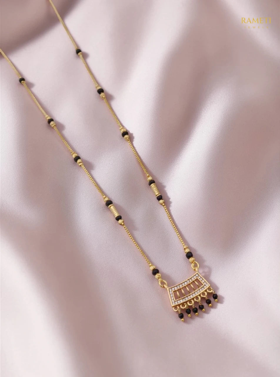 Side profile and craftsmanship of Heer Royal Heart Cut Designer Mangalsutra - Rameti Jewels