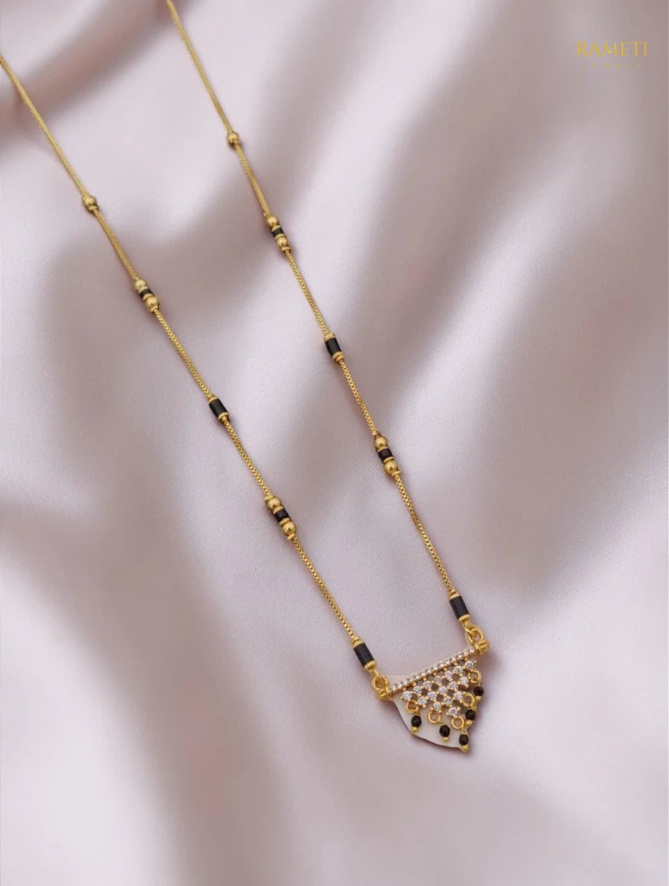 Side profile and craftsmanship of Jalpa Eternal Bond 18K Gold Mangalsutra - Rameti Jewels
